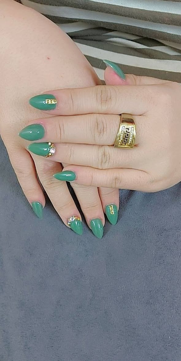 🎀✨ بنات العيد.. هذا وقت الدلال ✨🎀
العيد قرب 🔥 ولوكج لازم يكون كامل من الأظافر للشعر والبشرة 💖✨

💅 جل اكستنشن + منيكير بـ 25 ألف فقط🦶 بديكير + منيكير بـ 15 ألف فقط🦶 بديكير بـ 10 آلاف فقط

🎁 مفاجأة العيد 🎁لكل اثنين ✨ الثالثة مجاناً ✨

💇‍♀️ قص شعر بـ 10 آلاف💇‍♀️ قص + معالج بـ 20 ألف💇‍♀️ معالج فقط بـ 15 ألف

🧖‍♀️ تنظيف بشرة بأحسن أنواع الماسكاتوجهاز الهايدروفشل الحديث ✨بس بـ 20 ألف

🎨 الميش ابتداءً من 20 ألف✨ حف + شمع بـ 10 آلاف

💖 دللي نفسج .. اهتمي بجمالج .. وخلي إطلالتج بالعيد تخطف الأنظار ✨

📞 للحجز والاستفسار:***********
