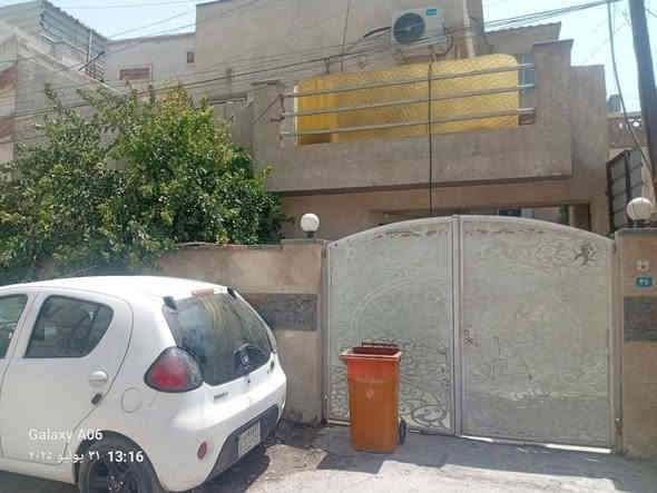 سلام عليكم بيت بلمشتل
دار للبيع جاهز للسكن نظيف
طابو ملك صرف مساحه ١٠٠ متر 
واجهه ٧ بيه مدخلين 
الطابق الأول هول ومطبخ وحمام وصحيات ومنور وحولي 
طارمه واسعه مع حديقتين صغار
الطابق الثاني غرفتين وصحيات وبالكونه من جهه الغرفه
الطابق الثالث غرفه وسطح 
سعره 200وبي مجال
