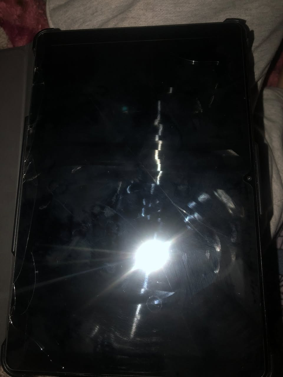 السلام عليكم ايباد للبيع ذاكره 128 اسمه T10 
شاشه ضد الكسر بي شاشته مابيها شي الجوه ويا حافظه ايباد كلشي شغال بي نت اتصال سيمكارت ثنين مكاني بغداد الاعضميه سعره 175 وبي مجال قليل للاتصال ***********
