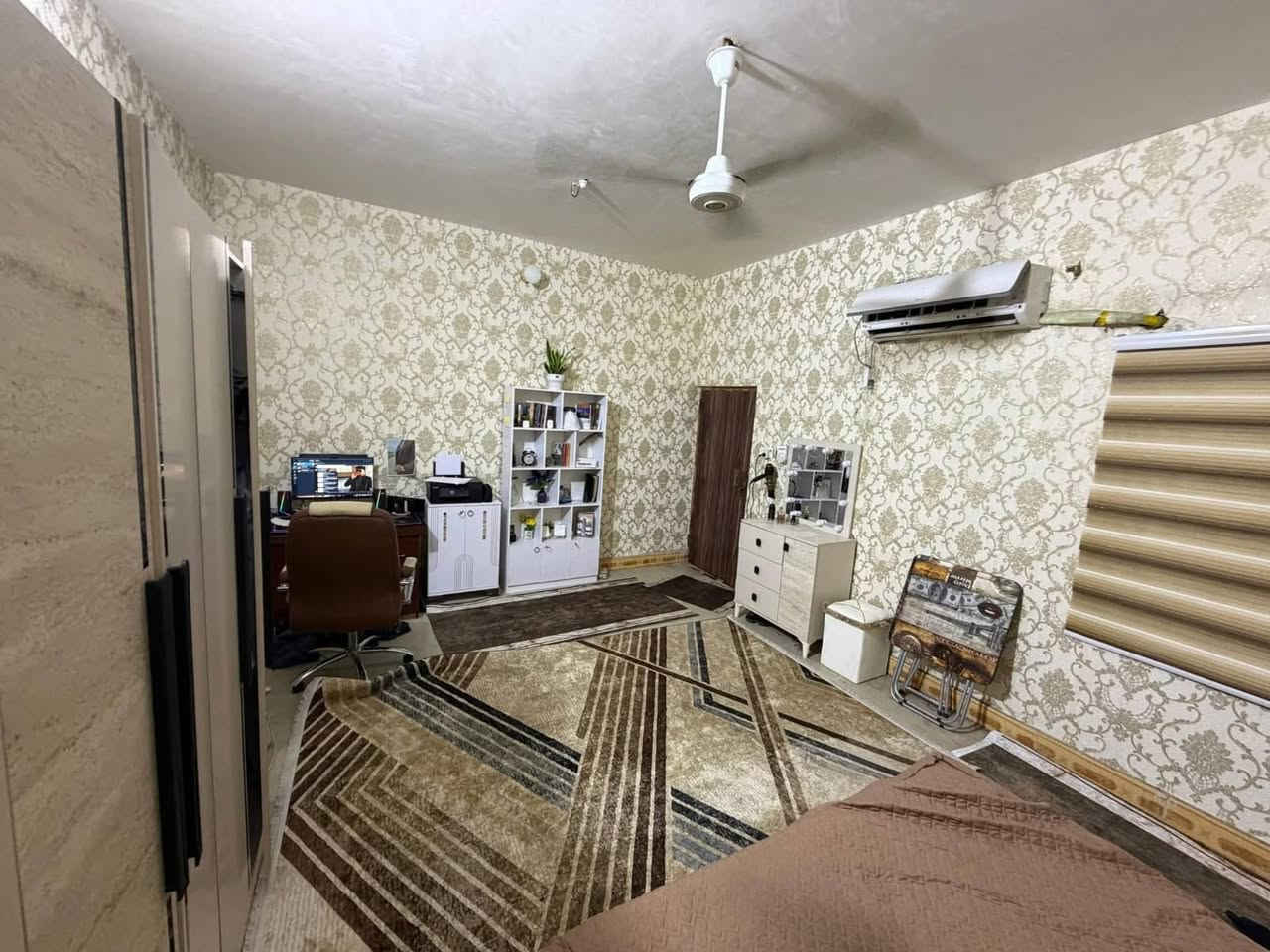 يعلن مكتب عقارات النورين عن وجود دار للبيع البصره كوت الحجاج مساحة 250 متر وجه 12 ونص طابقين يحتوي على 5 غرف نوم وصاله وستقبال ومطبخ وصحيات وكراج الطابق الارضي بناء 2008 والطابق الثاني بناء 2016
تفاصيل اكثر مراجعه عقارات النورين او الاتصال ***********
عنوان المكتب الطويسه شارع السوق القديم مجاور معرض الرائد لسيراميك
