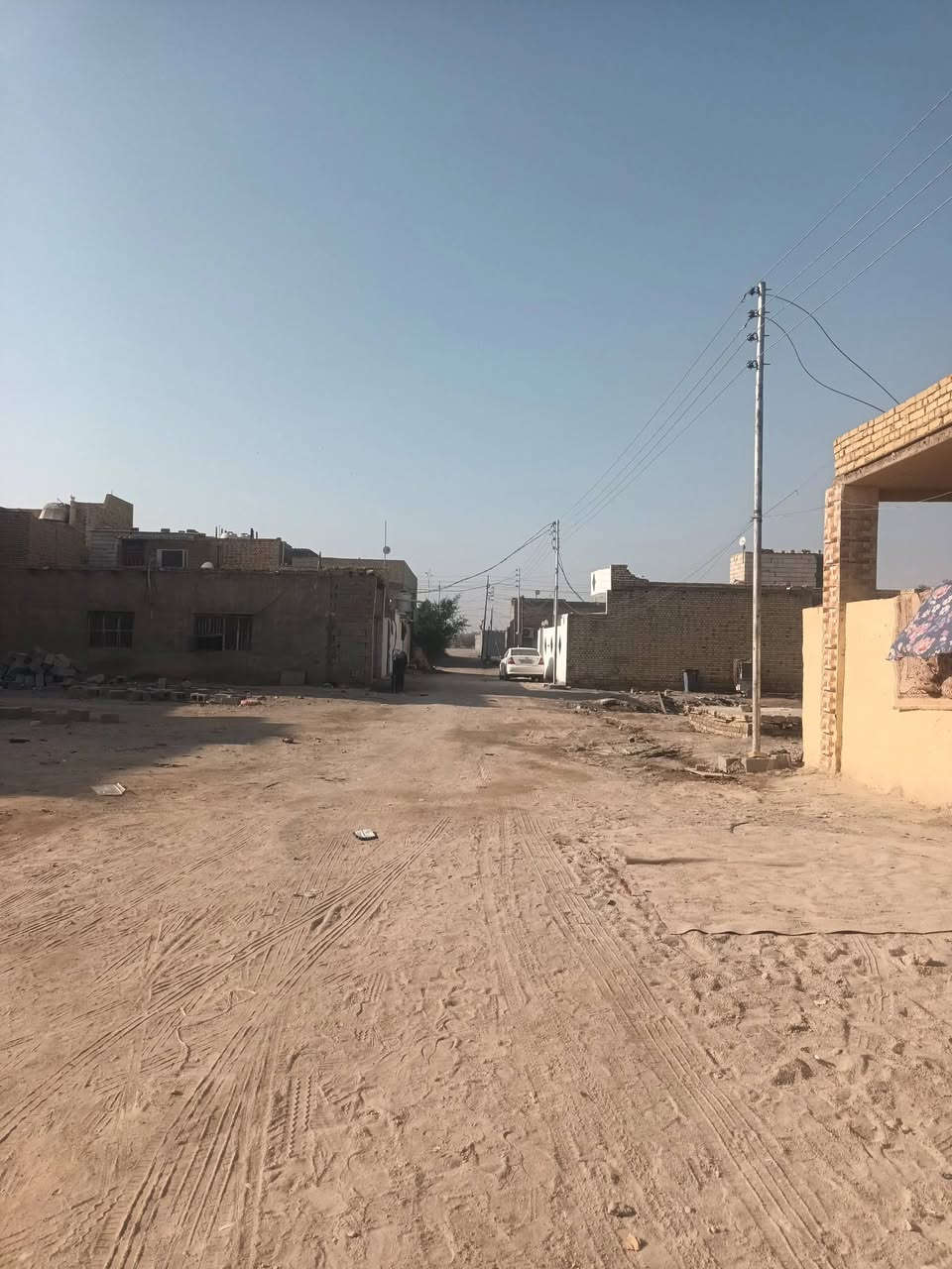 السلام عليكم بيت ٢٠٠ متر زراعي  طابوق صب كونكريت رباط صاقط بناء حديث غرفتين وصاله وديوانيه وصحيات خارجيه وداخليه ومناور ٢ الارضيه كاشي .....قريب الاسكان الصناعي يبعد عن الشارع العام ٨٠ متر فقط كافت الخدمات متوفره سعر مناسب جدا موبايل *********** واتس والخاص مفتوح أيضا
