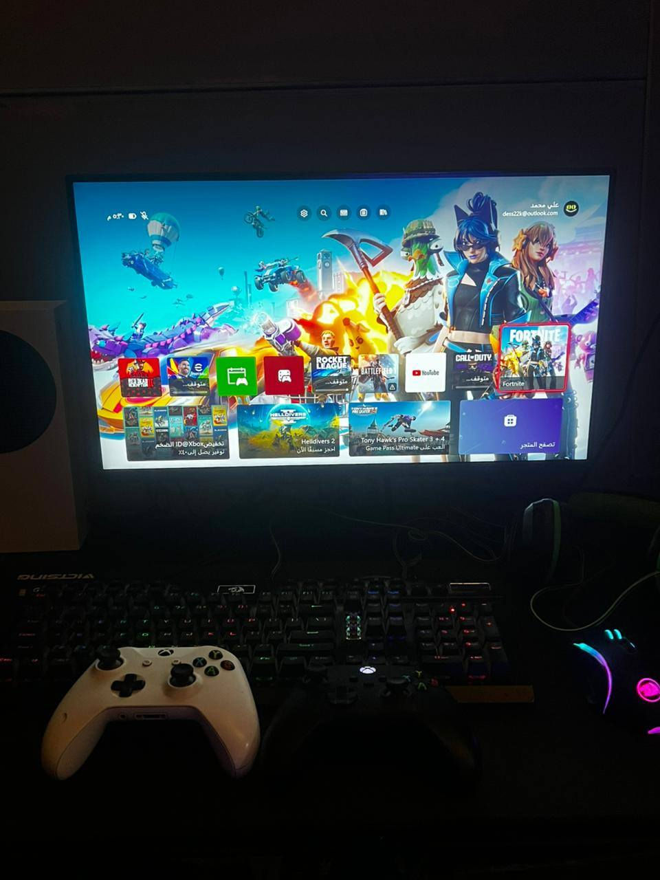 السلام عليكم 
سيت اب كامل للبيع 
1.xbox series s نضيف بي لصقات الضمان علا البراغي يعني ما مفتوح ابد 

2.يو بي اس 1500 ما صارلة هواي من مشتري وياه الكارتونه 

3.يدات ثنين وحدة منهن game sir g7 هم ما صارلي هواي من مشتريها وياها الكارتونه

4.شاشة جيمنج 24 بوصة من شركة aoc 180fps 

5.سماعة هيد فون جيمنج و موس و كيبورد بس شوية الكيبورد تعبان 

السعر 600 الف ما ابيع قطعة وحدها اريد ابيعهن سوه  

رقم التواصل ***********
