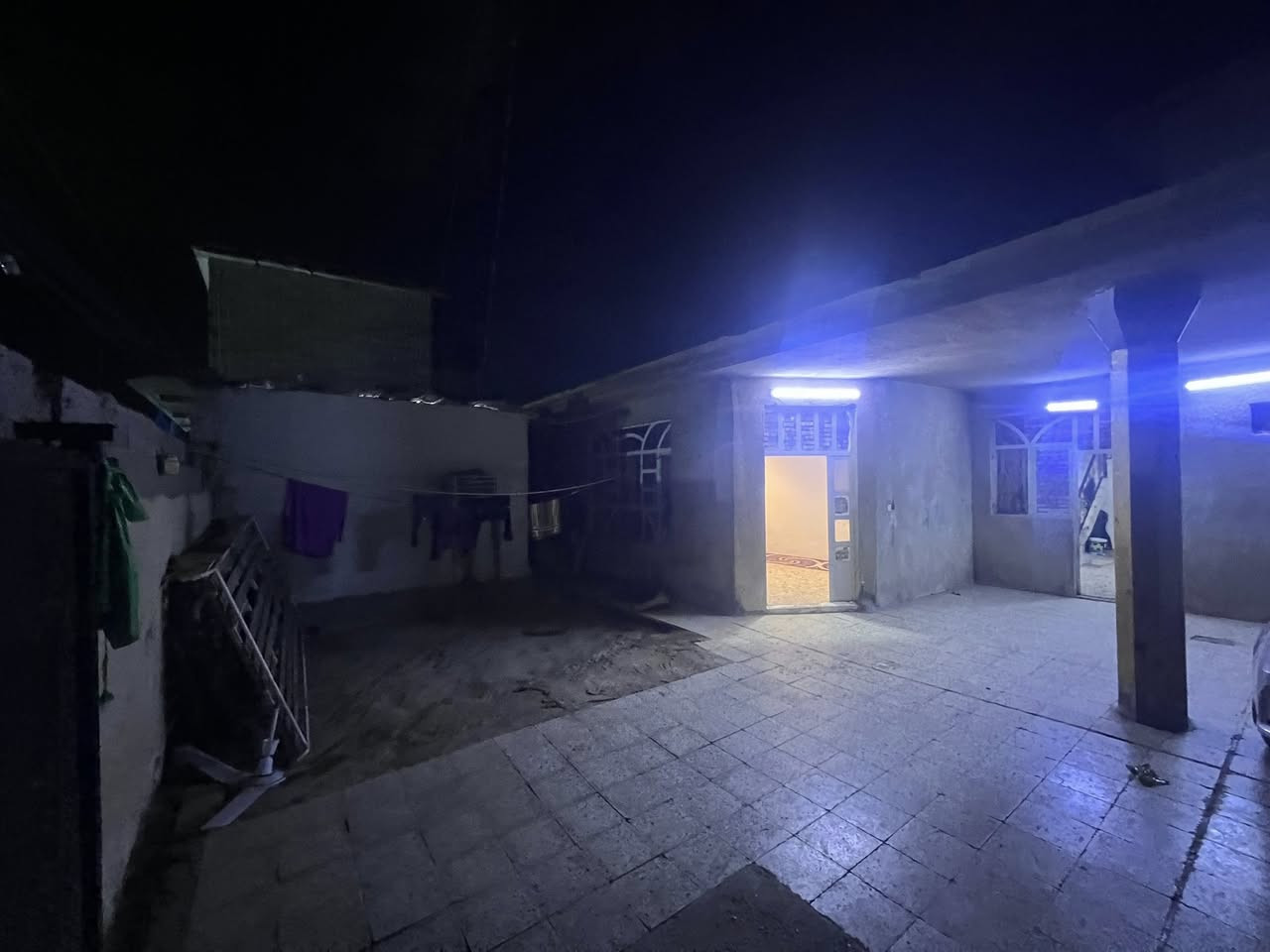 السلام عليكم بيت في جسر ديالى زراعي قرب مدرسه نفس الزكيه الشهيلات  المساحه 350متر اعدد الغرف 5 غرف  3 جوه و2 قاط ثاني 
5 في 4 الغرفه الوحده 
صاله 11 في 4
الاستقبال 10 في 4
الحديقه 4في 4 
من ضمن الحديقه  محل أسواق 4 في 5 
منور 4 في 2 
ترك 12 في 2
صحيات داخلي وخارجي 
السعر 125 الاستفسار اكثر توضيع الاتصال 
***********
