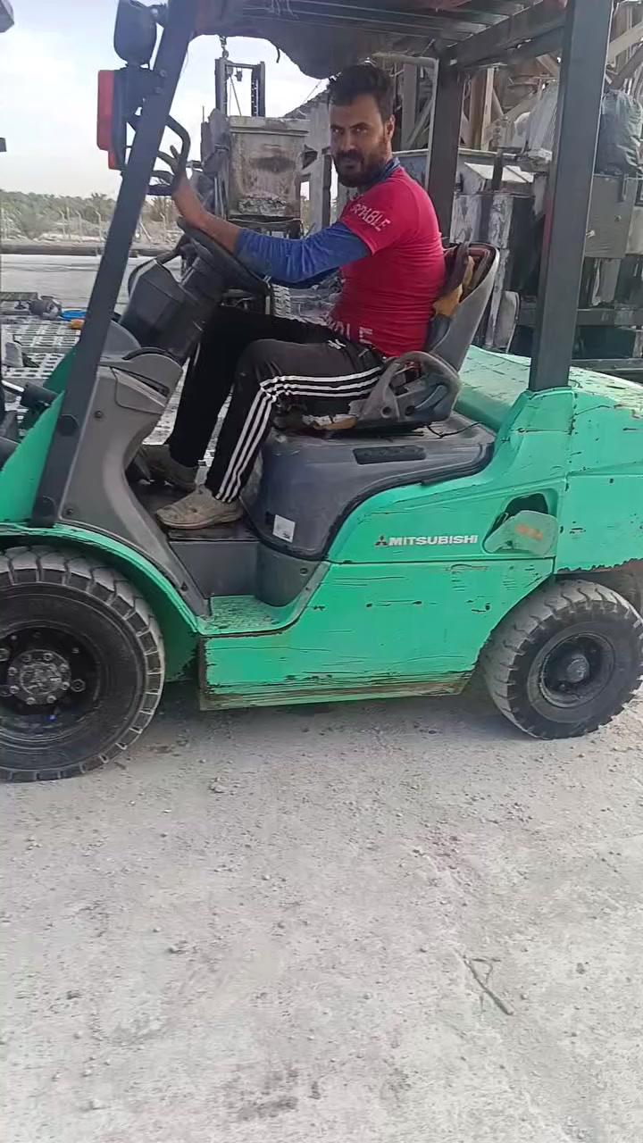 رافعة ميتسوبيشي ياباني 2004
2.5 طن 
محرك بانزين 
گير عادي
3 حركات 
جب ناصي
تخم تاير جديد چوب
مكينة وگير نظيفات جداً
غير متواجد على الفيس 
العنوان كربلاء
***********
