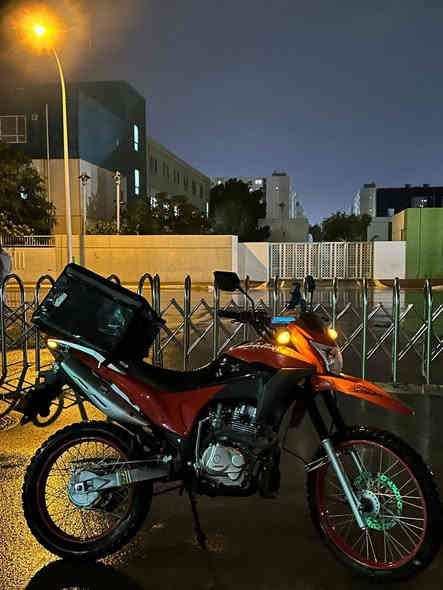 السلام عليكم.

لانسون قفاز مديل 2022 مخزن وطالع ب 2025 
دراجه ماشية 14 الف 
نضيفة كلش ومرتبة وخاف عليها ومعتني بيها دهن كلة لكمويلي دراجه مرتبة كلش سنوية بأسمي 
بيها ملاحضه بسيطه الدرع مالتها معوج وهاهية كفالة من تاير ل تاير.
راديها ب مليونين وبيها مجال 

للتواصل ***********
