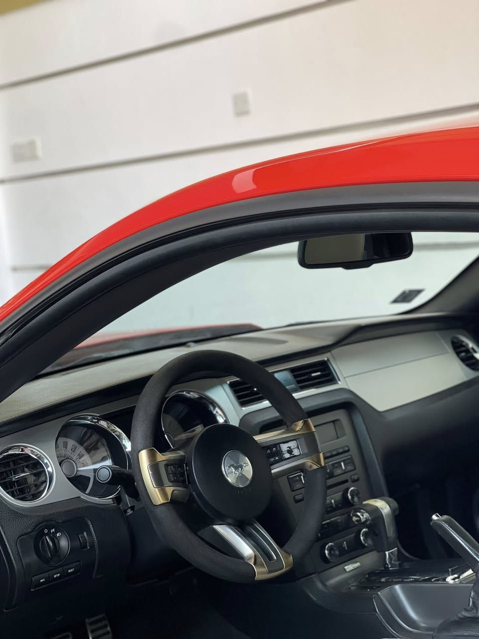 السلام عليكم شباب سيارتي للبيع للي يدور شي نظيف وبلادي ومال جناي موستنك 2012 بريميوم فول مواصفات 
السياره دخول كلين تايتل للعراق وهنا صار بيها صبغ 4 قطع والبجم بدون حادث وبدون شواصي وبدون لغود 
السياره كلها ع وضع الشركه بلاديه محرك وكير وكهربائيات كلهن مملعوب بيهن  ومكفولات عليها تفريغ وداون بايب واكس بايب شغل علي الوادي وبرمجه مصطفى ايكل وعليها سبويلر شيلبي ووياله بوني بكج سعرها 108 وبيها مجال مكاني بغداد العطيفيه متواجد واتساب فقط ***********
