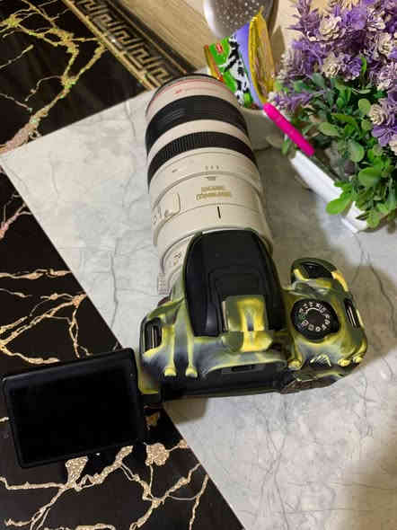 السلام عليكم كانون 700D
شاشة قلابة المس + عدسة 100_400دبل 
هود عدسة +رام 16 +حزام +كرب دبل بطارية 
شاحنة اصلي +جنطة  اريد مراوس عدسة 70_200
مكاني بغداد جسر ديالى 
وهاذة رقمي ‭٠٧٧٣ ٩٥٣ ٦٦١٨‬ ❤️👋🏻
