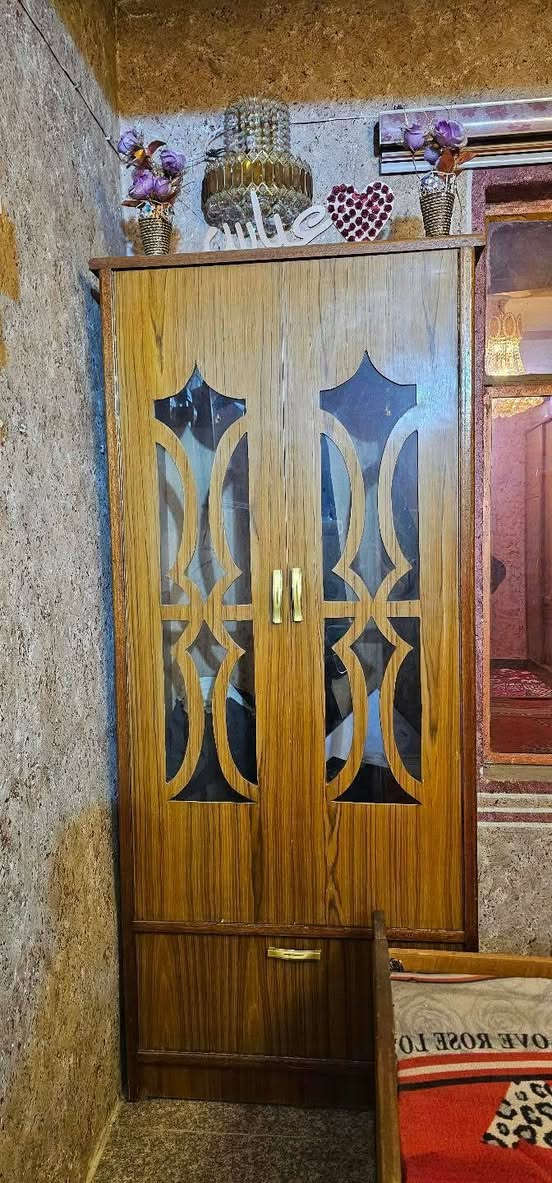 غرفه اخشاب نجاره عراقي  نضيفه محرد تلحيضات بسيطه تلميع ما تلميع
متكونه منـ 4 ملحقات

1_ كنتـور 4 بوب 
     2 باب بكومديين للاعلى من 3خانت 
و   2 باب بكومديين للاسفل 

2_ ميز ابو المرايه مع طابوريه 
3_ چربايه مع كومديين 
4_زاويه ملابس مع جزامه احذيه للاسفل 

سعرهـا 1 مليون 100 وبيها مجال ان شاء الله

رقم الهاتف ***********

العنوان / كوت -دجيلي 
مكلفه بلنشر اتصال على الرقم
