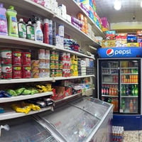 اسواق للبيع في منطقه بغداد حسينيه خلف سوق الأول شارع 20 (لعدم تفرغ لة)...