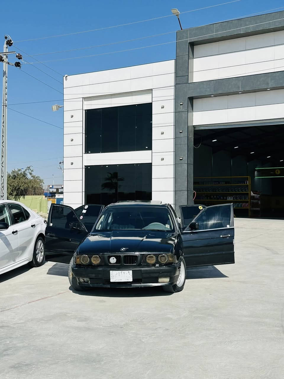 السلام عليكم الحلال للبيع 525اصل عليها محرك وكير مال صقر رقم بغداد تحويل ثاني يوم 

محرك كير شرط لا تنقيص ولا تبخير 
تبريد تدفئه شغال 
كهربائياتها كلها شغاله 
أربعه جام كهرباء 
فتحت سقف 
صالنصه رياضي 
غرفتها حلو بطاين بوب جديده 
شلعه ومعدل شرط تشك كاع 
دبل جكمجه 
صرف بانزين انسه حماوه أنساها 
مكان السياره تكريت شراي اتصل ع رقم ***********
