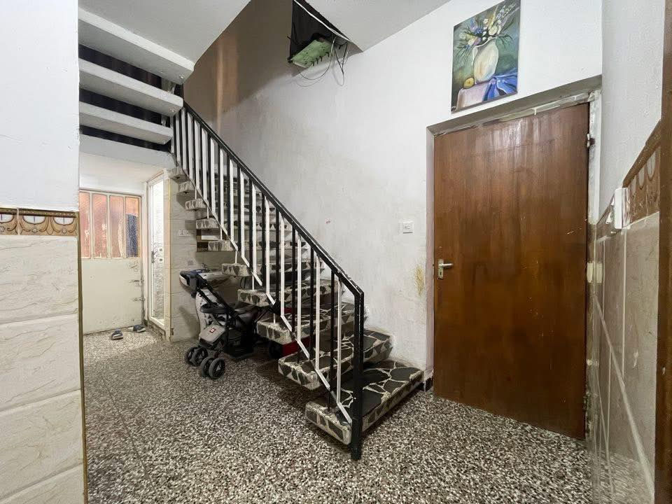 🏠بيت للبيع 🏡 *حي البساتين المدخل الاول (((الطابو صرف)))خلف مدرسهالأسوار للبنات منطقه مدخلين مدخل القناه ومدخل المقابل المحكمه الشعب . منطقه كامله الخدمات 🛠️🔆
🛑مساحه البيت 225متر 10*22/5
🛑كراج سيارتين
🛑حديقه 
🛑منور حرف Lجانب وخلف البيت مساحه 2 متر 
🛑3 مداخل مطبخ❌واستقبال❌وباب منور خلفي 
🛑الطابق الاول 
🛑استقبال 4*5 
🛑غرف عدد2  
🛑حمام3*2+غربي تواليت خارجي +داخلي 
طابق الثاني
🛑غرفتين نوم 
🛑حمام مشترك 
🛑صطح اول +صطح ثاني كبير 
❌❌❌
اضافه الى مشتمل معزول درج على الحديقه بناء حديث يحتوي على 
🛑مطبخ
🛑غرفه سويت صحيات 
⭕️⭕️
بناء 1990جدا ممتاز تم ترميمه سنه 2019 ارضيات كهرباء مجاري سيراميك حمامات بل كامل 
منطقه ممتازه وقريبه القناه انسه ازدحام وسريع محمد القاسم 8 دقاق الى مركز المدينه 
السعر وباقي الستفسارات على الرقم 
***********
