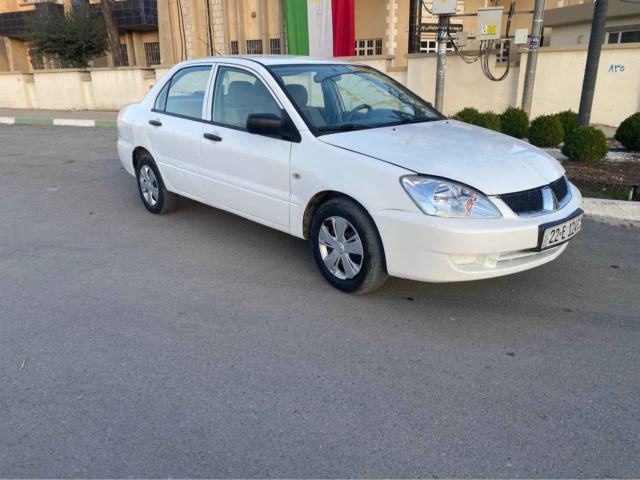 ***********
What is ***********

لانسەر مۆدێل ٢٠٠٧
سپی بەفری
ته نها كارت و هه يه سياره كه 
پيش و پشت كه پسه 
سه نه وي تاكو ٢٠٣٠ نويه 
گێڕ تۆماتیک
مەکینە گه وره يه

وتۆڵ و بێ کێشە 
شوێن ڕانیە...
؛ رانية, السليمانية
