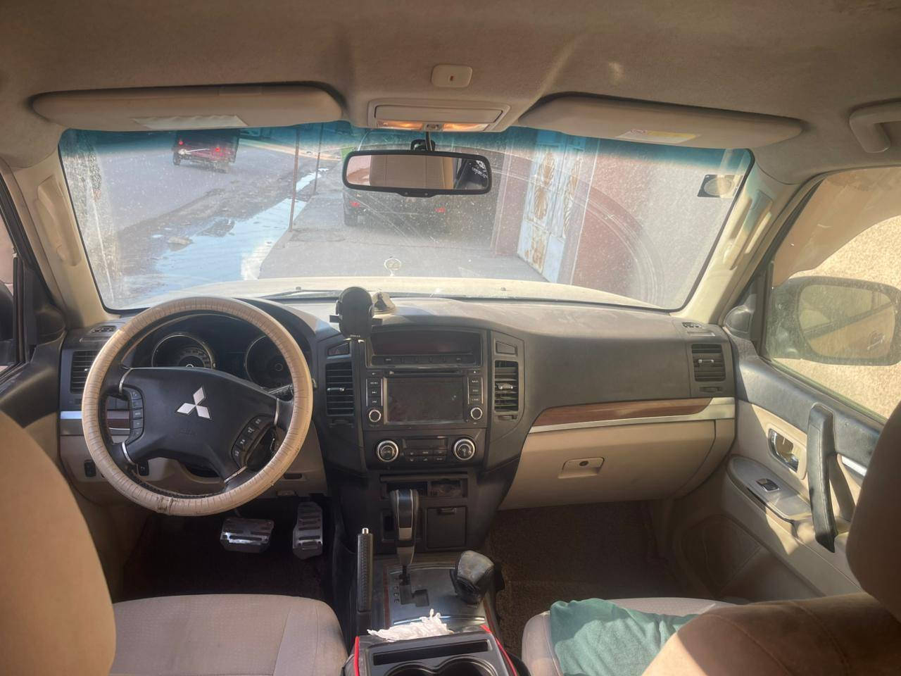 للبيع  او مراوس باجيرو 2008 
مكينة 3800
7راكب 
مري شفط
3قطع تبريد 
شاشة 
كامرة
حساسات خلفيه 
تحكم ستيرن جهتين 
4x4فور ويل 
كير مكينه خير من الله 
مكفوله السياره 
هزه وسنويه جديدة 
رقم بغداد انكليزي 
العنوان بغداد 
السعر 110 وبيها مجال 
ملاحظه كلش وسخه يرنادلها غسله معدله 
رقم صاحب السياره *********** يوجد واتس اب غير متواجد ع الفيس
