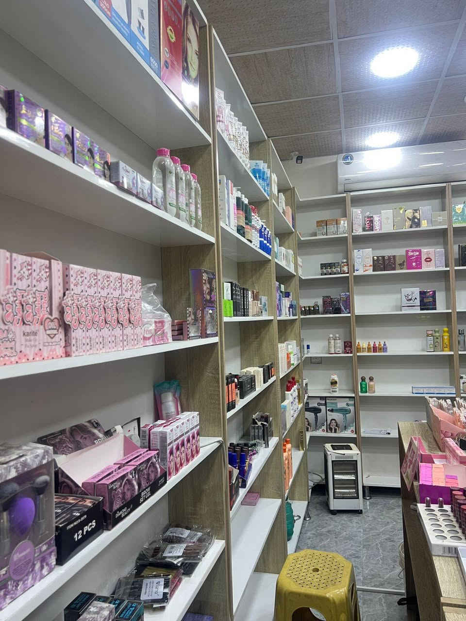 السلام عليكم
كوزمتك الى البيع (لعدم تفرغ) كاملة هية و الرفوف و المواد جام خانة 
و الديكور +نضام كامرات 
العنوان شارع الجامع مقابل جملة عكيل 
للستفسار الاتصال على الرقم
***********
***********
