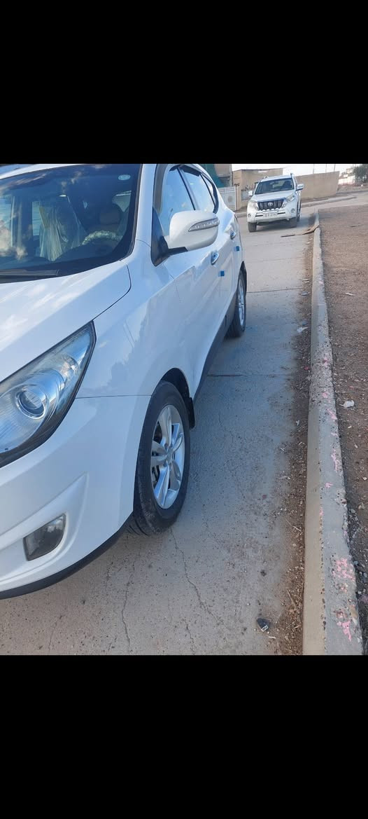 السلام عليكم 
توسان للبيع خليجيه ١٢  قطعه صبغ محرك كير كفاله 
ادمه منظومة الماء والبنزين بلكامل تبريد ثلج 
تخم تايرات اخوان سياره جاهزه  رقم اربيل الجديد 
*********** بي وات ساب اسف على الإطالة...
السعر  ١٣٥
