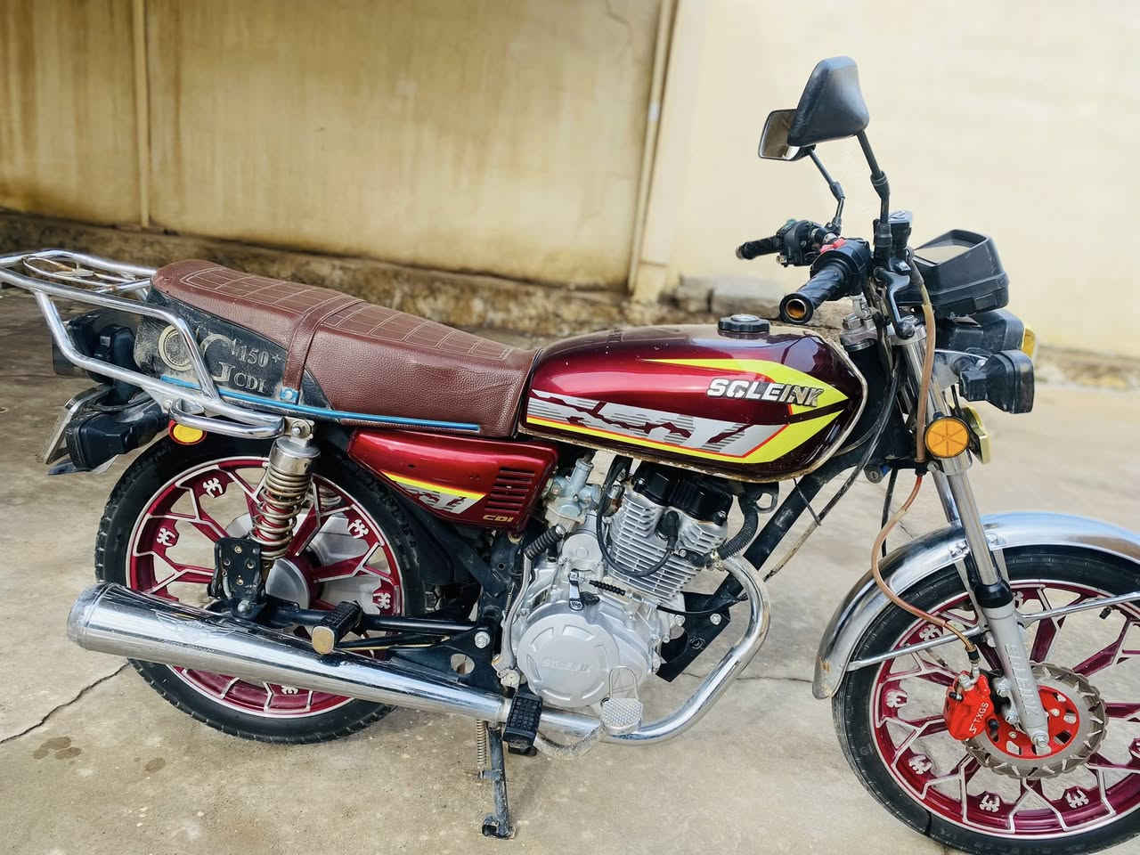 السلام عليكم للبيع سيفان سونك موديل 24 كلشي شرط كلشي شغال محرك شرط 
جنوب الموصل ناحية القيارة قرية الحود 
السعر 675 وبي مجال
***********
