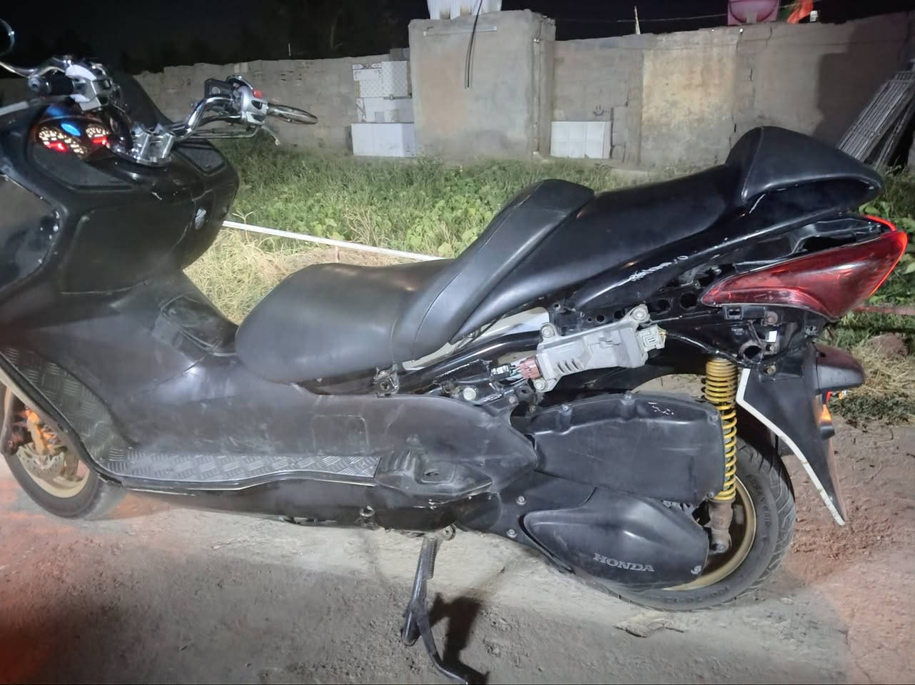0 8 للبيع دراجة جاهزه مكينه ناعمه كير ملغي كهربايات شغاله كله ما عده  كيچ البانزين  كفراته موجودات  سعره 550 وبيه مجال للشراي مكاني كوت شراي يتصل ***********   مراوس ترهم حسب الاتفاق
