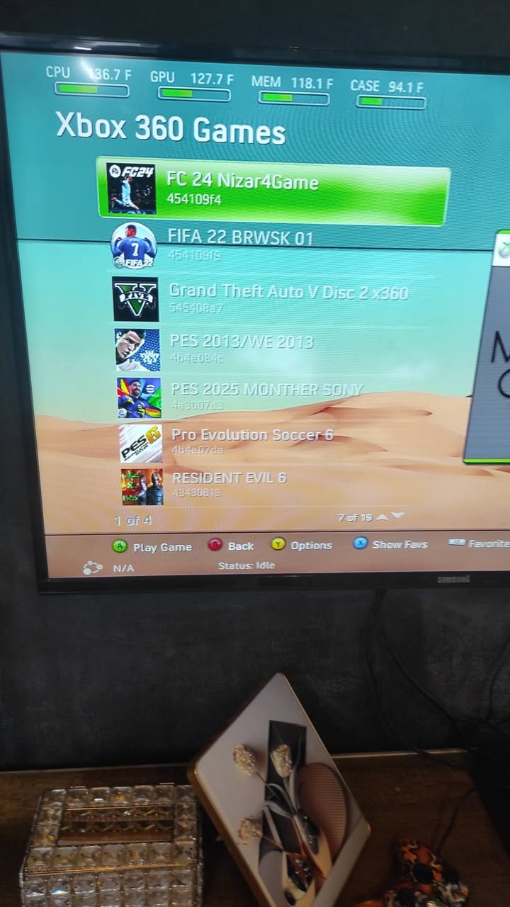 xbox 360 slim 
يدة عدد 2 بلوتوث شغاليين + يدة وير شغالة + يدة واير بيها قطع بالواير + هارد 250 گيگا اضافي. 
125 الف 
***********
