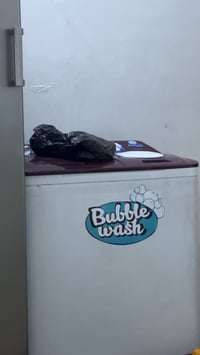 غسالة Bubble Wash بحالة جيدة للبيع. تتميز بحجمها المناسب للمساحات الصغ...