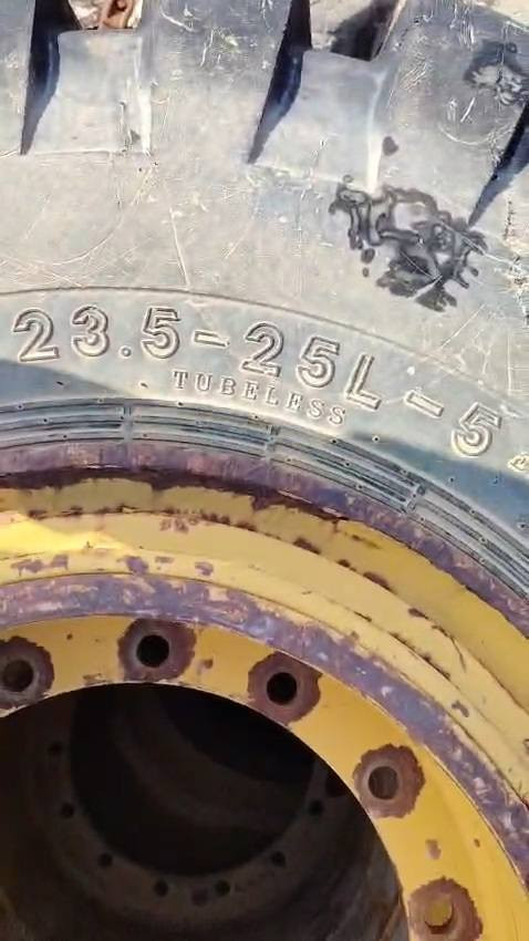 سلام عليكم تايرات شفل ربل العدد اربعه هو ويله نضافه 70/100 للبيع متواجد على الهاتف مكان واسط رقم الهاتف ***********
***********
