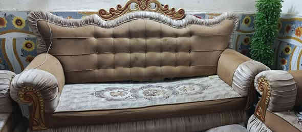 السلام عليكم من رخصت الادمن تخم قنفات  وحده كبيره وثنين وصط وكراسي ثنين  سعر ٥٠٠ شراي  تصل ع رقم *********** عمارة
