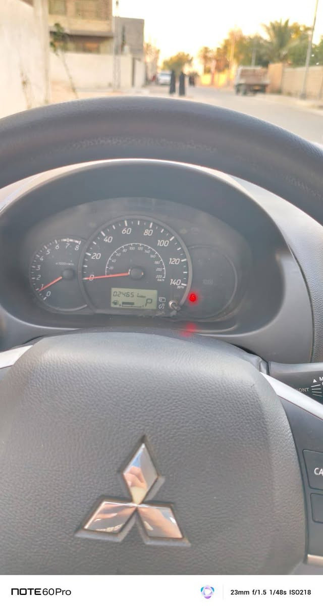 ميتسوبيشي ميراج (Mitsubishi Mirage) - موديل 2024
اللون: كحلي مميز
 ناقل الحركة أوتوماتيك 
 الشاشة: شاشة لمس مقاس 7 بوصة تدعم أنظمة Apple CarPlay و Android Auto
 المكيف: أوتوماتيك ممتاز
 أنظمة الأمان: كاميرا خلفية، نظام المساعدة على تجنب الاصطدام الأمامي، ونظام الثبات الإلكتروني
 حالة السيارة: حجم مدمج، عملية جداً، وسهلة في القيادة والركن داخل المدينة وموفرة للبنزين بشكل ممتاز.
وارد امريكي بس ضربه بنيد محركها سليم وبيها حالوب قليل سعرها 89
***********

