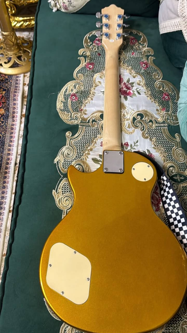 كيتار كهربائي Irin بتصميم شبيه Les Paul، ومن الصور يبين بيه هذي المميزات:جديد غير مستعمل ويا جنطه وكارتونه .
* 4 مقابض تحكم (عادةً 2 للصوت و2 للنغمة).
* مفتاح تبديل 3 وضعيات لاختيار البيك أب الأمامي أو الخلفي أو الاثنين سوه.
* جسر ثابت Tune-o-Matic يساعد على ثبات الدوزان.
* جسم بشكل Les Paul مناسب للروك والبلوز والعزف العام
سعر 100وبي مجال


**إذا كنت صاحب هذا الإعلان وتريد حذفه لأي سبب، رجاءا أرسل رسالة إلى الدعم الفني**