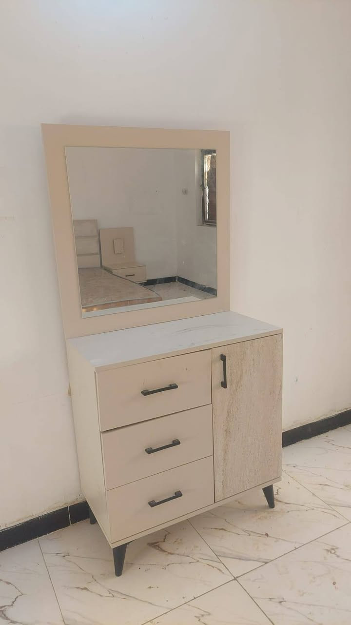 غراض منزل كلهن نضيفات للبيع
 كنتور ابو ٤ - غرفة نوم كامله - كاونتررات  كل قطعتين واحد - طباخ - كاروك -بلازمه حجم ٥٥ مو انترنت - تخم قنفات - نص تخم قنفات - سبلت ميدا ٢ طن - مجمده بوفيه واكو هواي غراض بعد ***********
