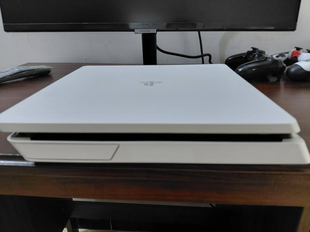 بكج PS4 سليم (1 تيرا) نظافة 90% + UPS فانتوم 1500VA (شبه جديد) - الفحص والاستلام مباشر
للبيع منظومة ألعاب متكاملة وحماية كهرباء، استخدام شخصي ومحافظ جداً:

​الجهاز: بلايستيشن 4 سليم (PS4 Slim) سعة 1000 جيجابايت (1 تيرا).

​الحالة: الجهاز نظيف جداً بنسبة 90%، لم يُفتح للصيانة أبداً، ويعمل بامتياز.

​النظام: تحديث أصلي (إصدار 13.50) رسمي يدعم الأونلاين وخدمات سوني.

​الملحقات: كارتونة (بلي + UPS) مع كافة الكابلات (الكهرباء + HDMI).

​اليدات: عدد 2 (واحدة أصلية 100% بحالة ممتازة + واحدة تجاري تعمل بكفاءة).

​جهاز الـ UPS: ماركة Fantom بقدرة 1500VA (مستخدم أيام قليلة فقط وبحالته الجديدة، يحمي الجهاز من انقطاع وتذبذب الكهرباء).

​شرط البيع:
يرجى من المشتري الكريم المجيء لفحص الجهاز فحصاً كاملاً ودقيقاً للتأكد من كل شيء قبل الشراء. بعد إتمام عملية البيع، لا يمكن إرجاع الجهاز أو الـ UPS لأي سبب كان (البيع نهائي بعد الفحص المباشر).

​السعر النهائي للبكج كامل: 300 ألف دينار (قفل).
​المكان: [جسر ديالى الجديد/ الكرغولية]


**إذا كنت صاحب هذا الإعلان وتريد حذفه لأي سبب، رجاءا أرسل رسالة إلى الدعم الفني**