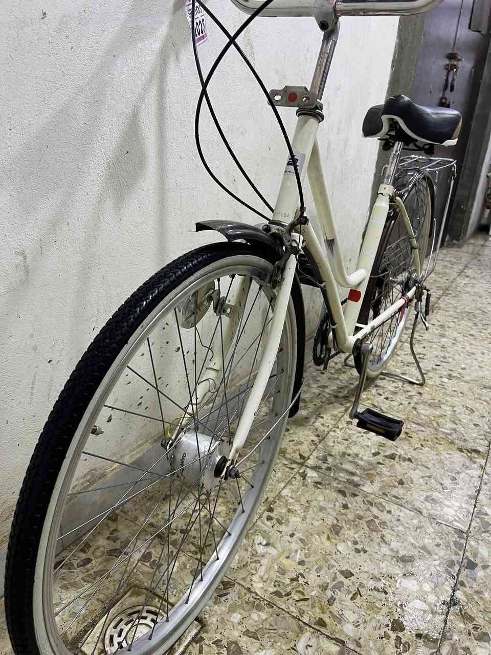 السلام عليكم بايسكل للبيع كير وحساس لون حليبي وجاملغ جوزي حجم 26 بايسكل يخبل نقصه بس صينيه بريكات تايرات كلهن جدد سعر 85 وبي مجال للستفسار ***********
