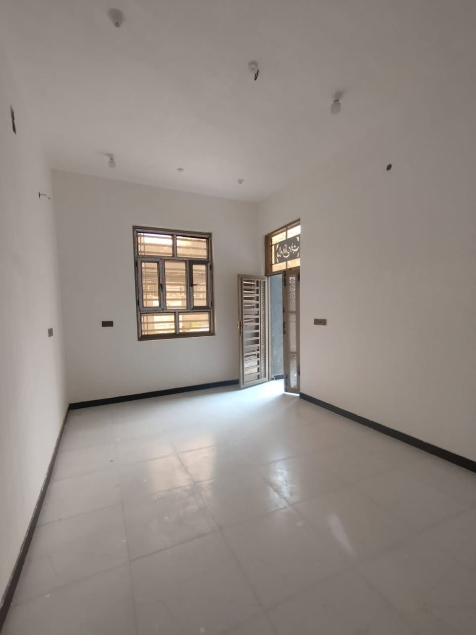 السلام عليكم 
معروض للبيع نصف دار امامي مساحه (١٠٠) متر
في منطقه الفداء شارع ابو لبنان (٤٦)
طابق واحد
 كونكريت طابوق ما مسكون 
يحتوي على 
استقبال وصاله وغرفه ومطبخ وصحيات
للاستفسار الاتصال واتساب 
***********
مكتب المدار الذهبي للعقار.
