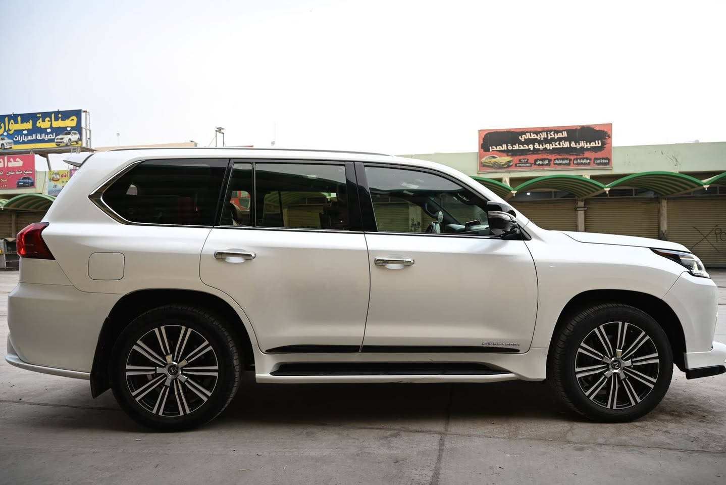 لكزز 2018 خليجي super sport
سعرها : ٧٣٠$ورقة وبيها مجال حق الجية 

مغلفة ppf

رقم بغداد بسمي تحويل مباشر 

سياره حلووه مال بيت استخدام شخصي

وادامة كامله 

مواصفاتها معروفه لكزز 

كشنات جلد كهرباء

تشغيل بعد 

جنطه شفط 

3 شاشات 

ويل كروم 

مكينه 8 سلندر 570

رادار 

مري شفط 

لد امامي 

ثلاجه 

5 بصمات 

جنطه كهرباء 

كشنات تدفئه تبريد 

ماشيه:١٠٠ الف 

مكان السياره ديالى

ملاحظة : محدث شباج ولحية فقط ٢١ والبلادي مالتها موجود

للاستفسار:-

***********
