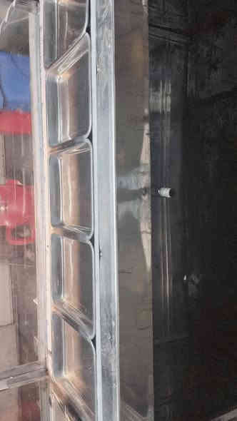 عربانة اكل للبيع مع قلايه متعددة الاستعمالات و جهاز بتيته حلزونيه و اناره خارجيه ويجي وياهه صونداتهه و منظم مال غاز العربانه نظام بخار السعر400,000 وبيهه مجال عنواني الزعفرانية شارع المعهد
