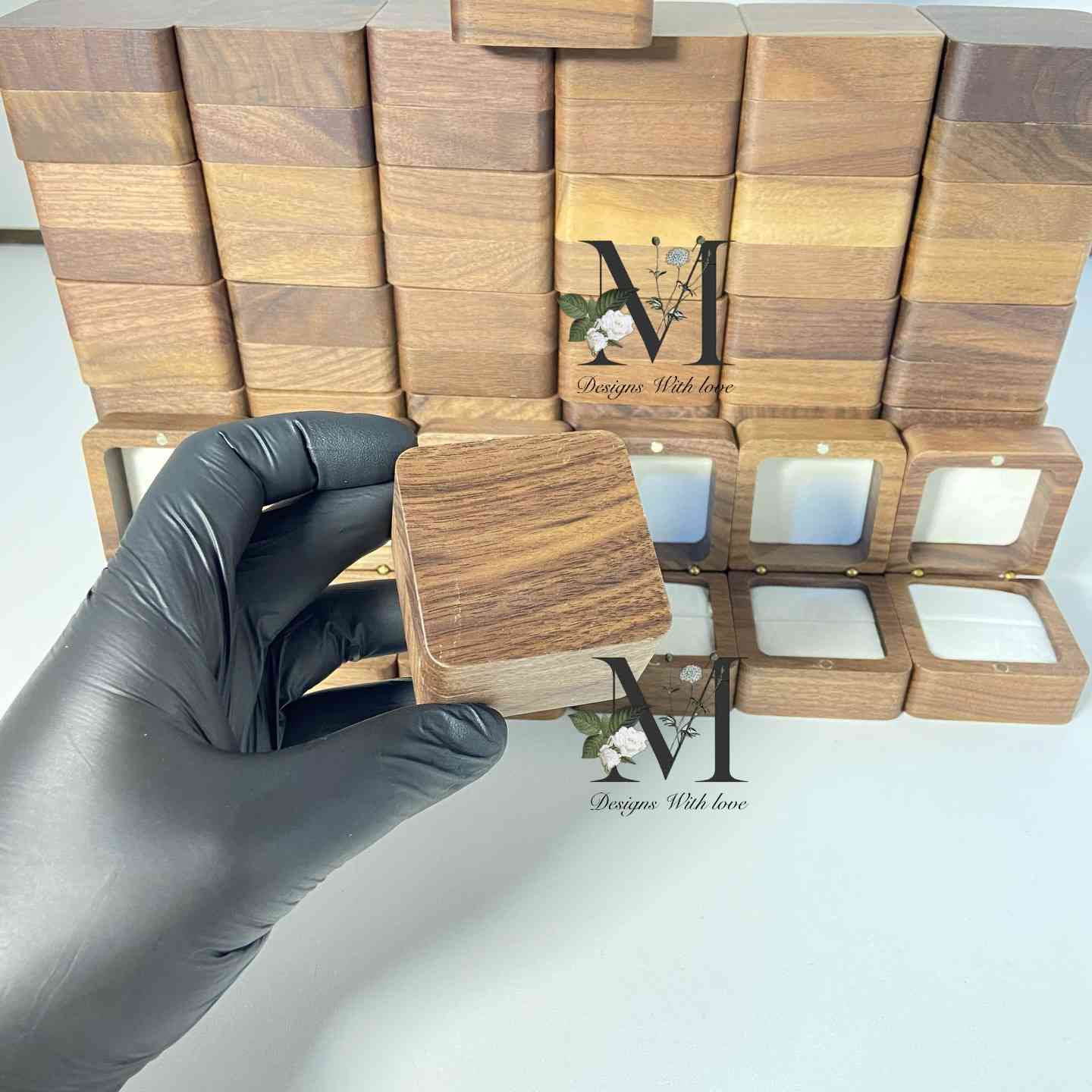 علب  حلقات خشبي جمله مفرد /كميه محدوده . سارع بالحجز 
درزن 12 قطعه / عدد بلكارتون 96 قطعه للحجز والاستفسار مراسله الصفحه او واتس *********** توجد خدمه توصيل محافظات 6 بغداد 5 الاف  

#خشبيات #مهر #خطوبه #زواج #صواني_مهر
