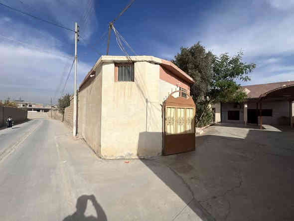 السلام عليكم 
بيت للبيع —الموقع بالقرب من مدرسة الاخوة
يتكون من 
٣ غرف  ٤*٤
هول 4*7
مطبخ 4*4
ربعة خارجية 5*10
مخازن 2
غرفة لستر
صحيات خارجية +داخلية 
البيت كامل سقف ثانوي +سيراميك 
مساحة الارض 850 متر
للأستفسار اكثر اتصل على الرقم ***********
