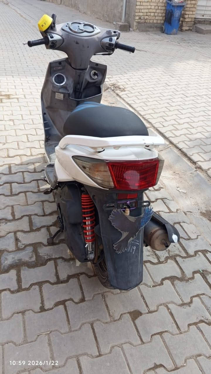 سكنس فحل كابريتر
دراجة كفالة عامة صار شهر نازلة
مكينة نكرة سلف بكل وقت ناعمة
شلعة ومعدل تشك الكاع
كهربائيات كلها شغالة مناقصها اي شي
تايراتها نضيفة بعدهن
كفراتها ختم واحد

مكاني بغداد الغزالية شارع الضغط
سعرها ٨٥٠ وبيها مجال
***********
