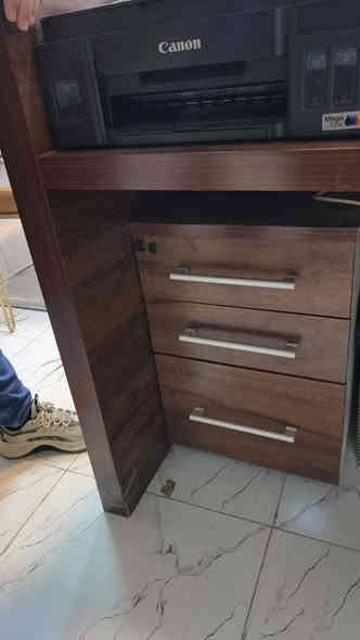 ميز مكتبي عدد2 مع ملحقات كل ميز ..السعر 350 الف دينار ثنينهن سويه  
للتواصل ***********  واتساب + اتصال
