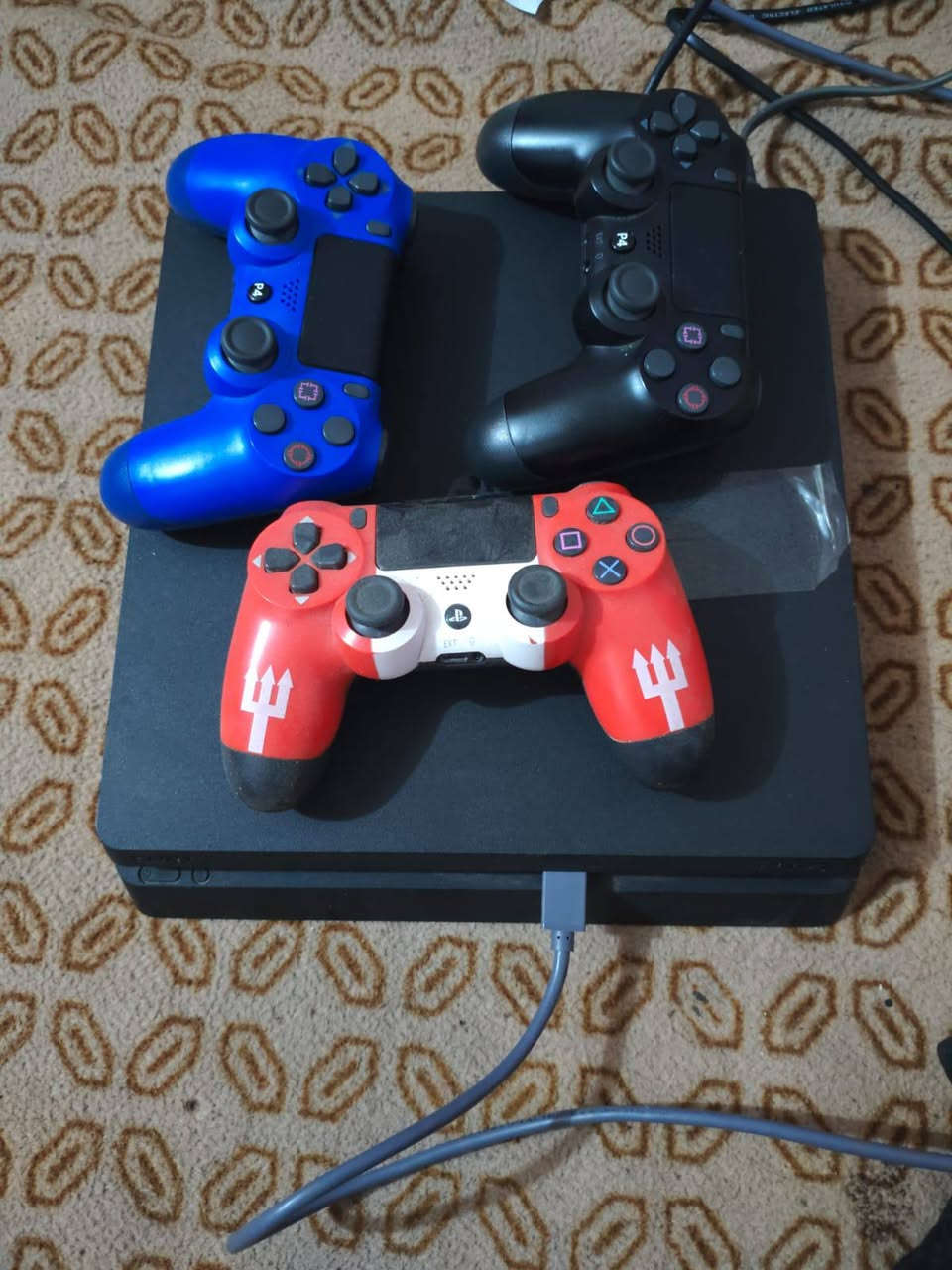 عدد الجوستك 3
يوبي اس 
جهاز نضيف مامفتوح 
كامل ملحقاته جاهزه
وكارتونته موجوده
التوصل خاص او تصل عل هذا الرقم
 ***********
