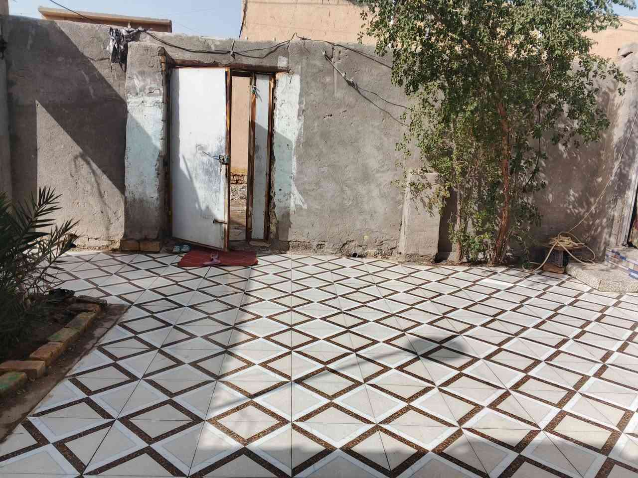 بيت زراعي للبيع مساحه 210 يحتوي على ثلاث غرف وصاله ومطبخ وصحيات وساحه جبيره وحديقه وديوانيه عوزه سكف بناء بلوك قريب ع شارع العام طريق سوق الشيوخ فضليه قرب طاقه كهرباء قديمه سعر 20 
***********

‏‪***********‬‏
