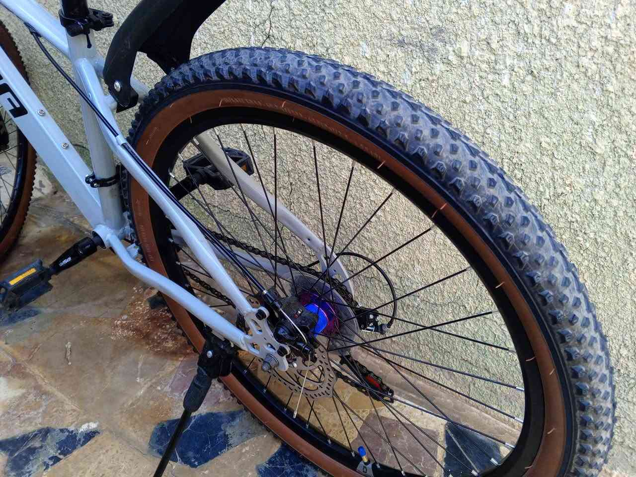 السلام عليكم البيسكل للبيع النوع رياضي 1 المكينة الأمامية 3.  والمكينة الخلفية 7.   نضافه 90.  وبي نقص جاملغ خلفي  و السعر 150وبي مجال  و هذا رقمي  *********** واتساب فقط
