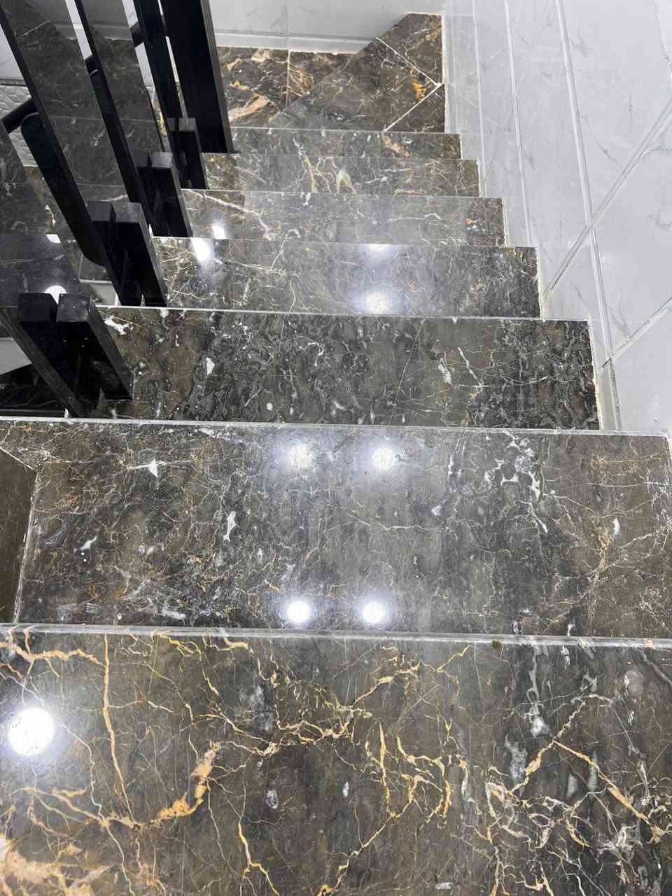 السلام عليكم من رخصه صاحب الكروب عندي بيت للبيت للبيع باسمي في الغزاليه خلف جامع الحمزه مقابل الحديقه الجديده مساحه 100متر 3طوابق 5غرف نوم وبيتونه سطحين وحمامين ويوجد في البيت محل بناء جديد2026 ارضيه مرمر وبناء درجه اولى بسعر 320مليون للتصال ***********
