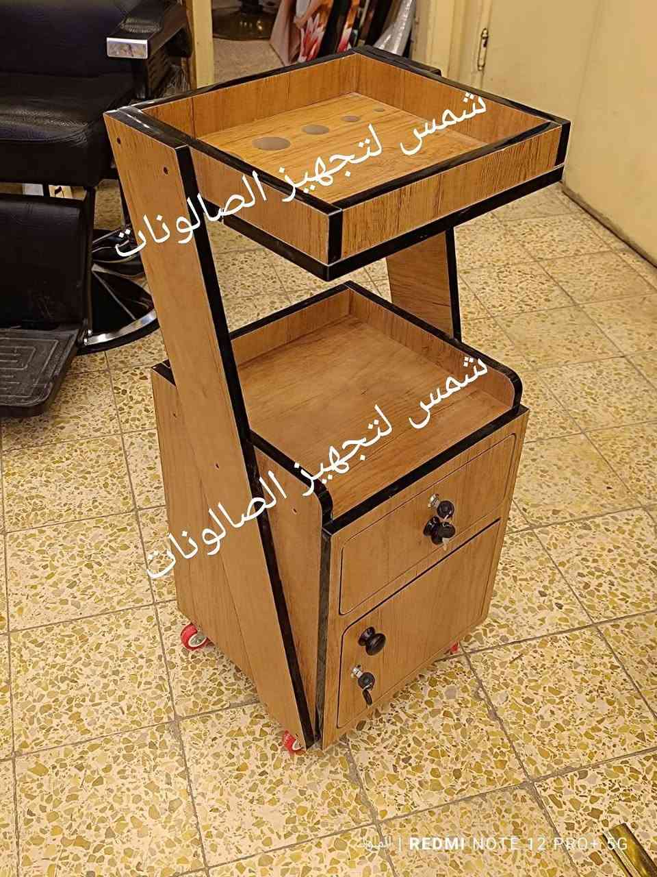 كل تفصيلة تخلي صالونك يطلع بأحلى شكل ✂️💈 
عدنا كلشي تحتاجه:
🔸 رفوف عملية
🔸 عربات لتنظيم الأدوات
🔸 مرايات فخمة
🔸 أجهزة ومستلزمات حلاقة
🔸 كومديات مرتبة
🔸 سديات مع ستولات 
🔸حمالات شسوار 
🔸فاترينات 
🔸لوحات جمالية للصالون 
وغيرها بعد هواي تجهيزات 🔥
زور صفحتنا وخلّك تشوف بعينك 💈
للاستفسار و الحجز مراسلة الصفحة ✅ 
أو التواصل عبر الواتساب ***********
