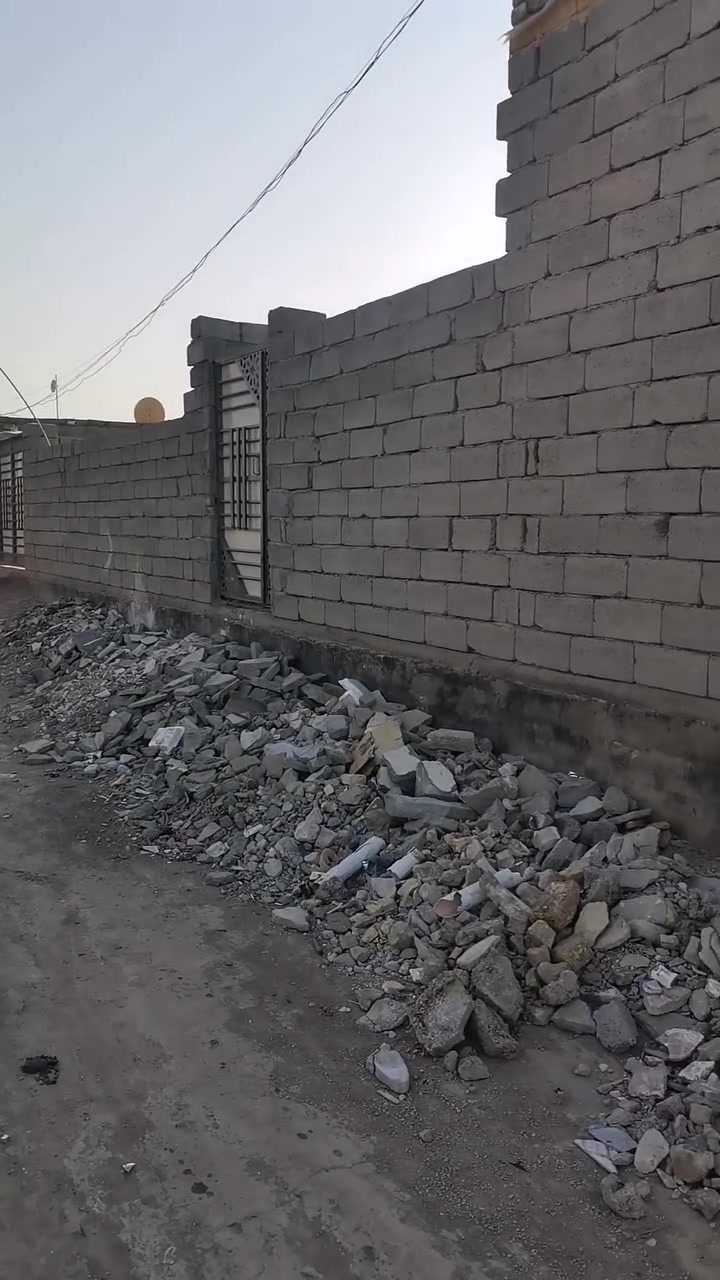 السلام عليكم بيت للبيع زراعي حي العلماء مساحة ٢٠٠ متر خدمات جاهزة ماء كهرباء بتلوطابوق السعر ١٥ وبيه مجال على الرقم ***********

