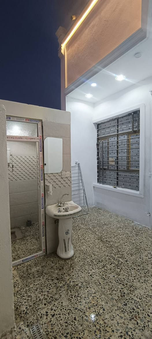 اسلام عليكم بيت 100 متر  زاراعي طابق واحد كامل بناء طابوك ولارضية رفت نهاية لاربع شوارع فرع الثاني للاتصال ***********
