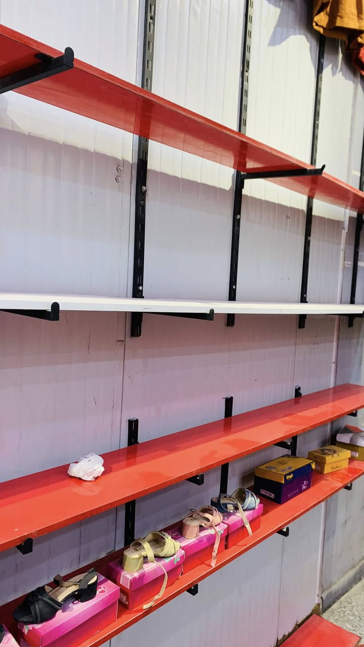 اغراض محل رفوف فانتريات استاندات تعاليك +احذيه أطفال ونسائية للبيع سعر مناسب وتساب ***********
