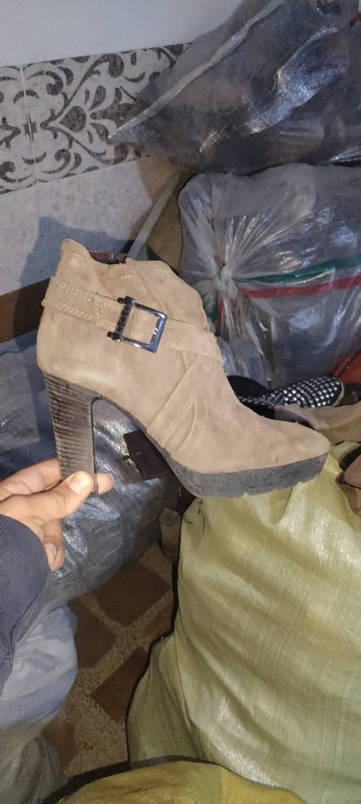 السلام عليكم
شباب عندي احذيه باله نسائي جلد أيطالي
و اطفال عارضهن للبيع 

استفسار اتصال على الرقم

***********
