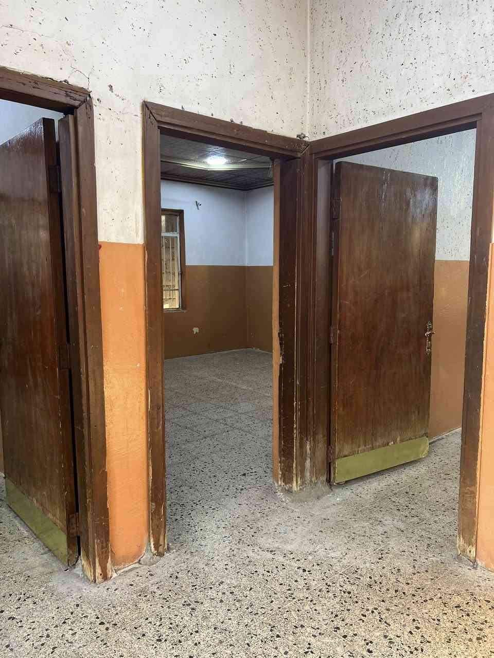 بيت للإيجار في حي الوحدة يصلح سكن للطلاب قريب لجامعة الحدباء غرفتين وهول + ومشتملات 
الاتصال :***********
***********
