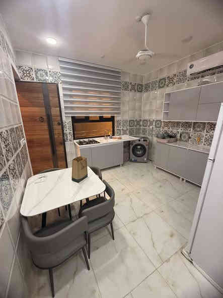 شقة مؤثثة ديلوكس في المنصور
مع بارك وحديقة 
صالة مطبخ وغرفتين نوم
٤ ابواب محصنة لدخول شقة 
ب١١٠٠$ 
للاستفسار ***********
