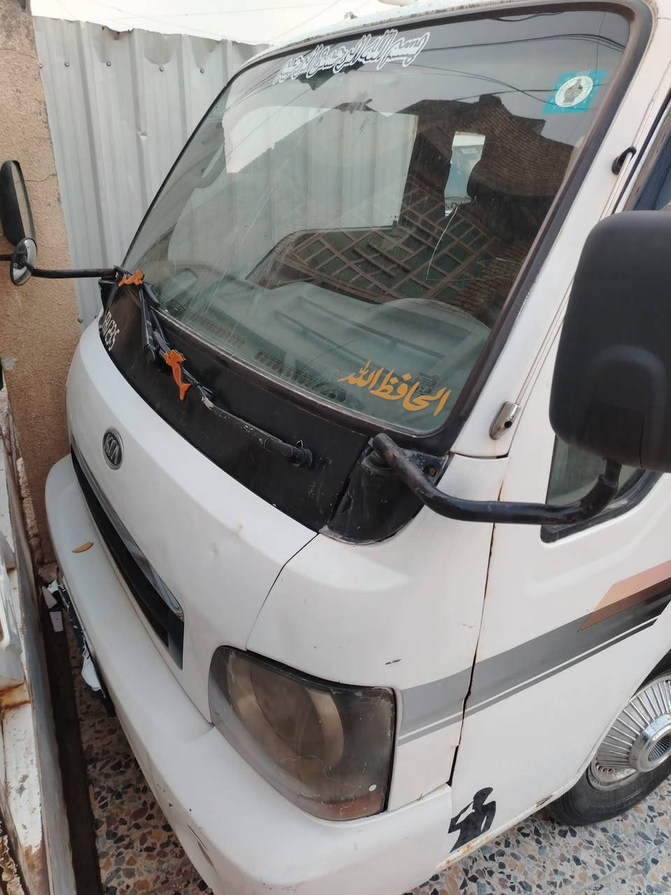 سلام عليكم لبيع كيا ام عيون مديل 2001رقم جديد سنوية جديده شاصي كير محرك مكفولات سياره جاهزه من كل شي تحويل مباشر مكان بغداد ***********
