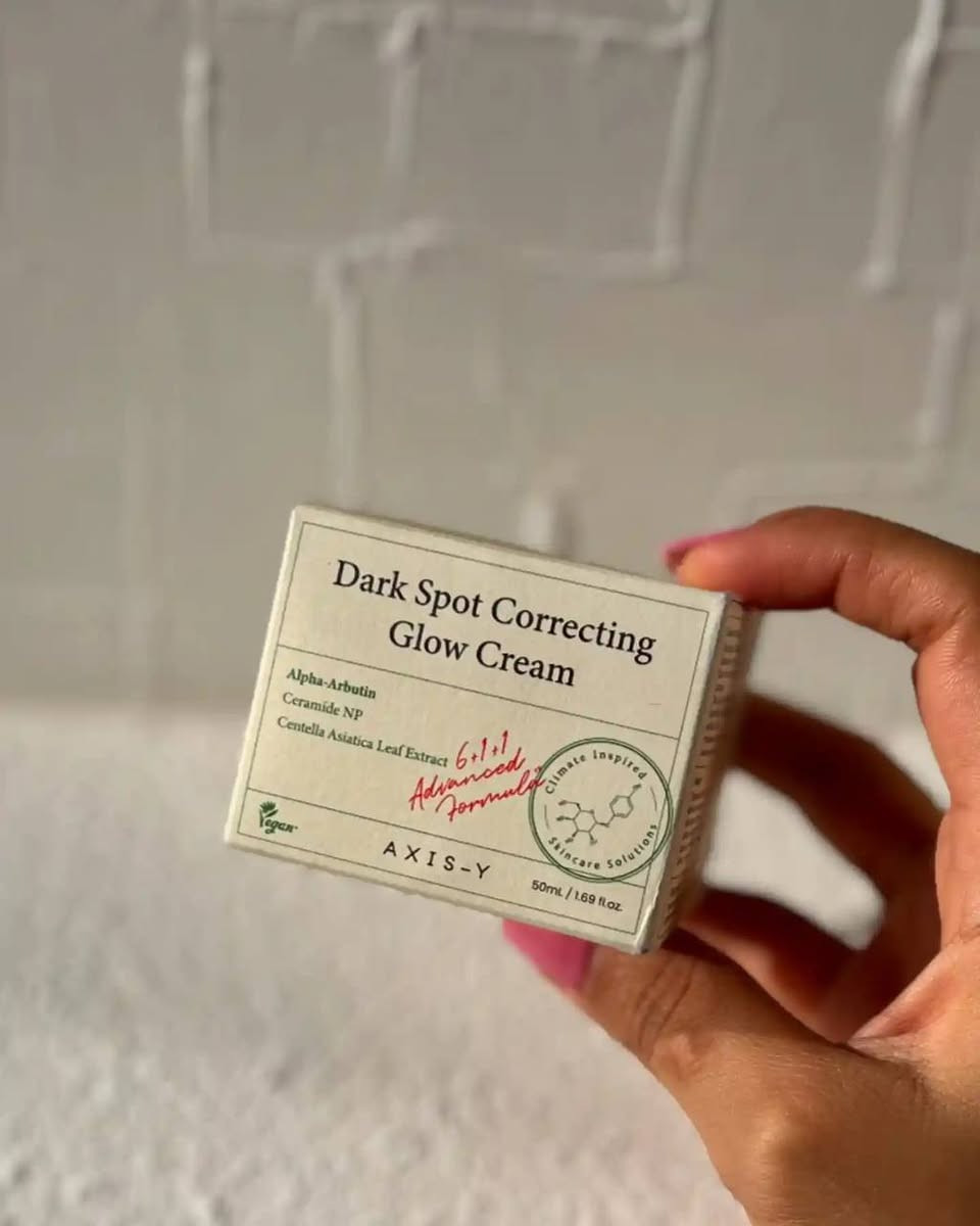 كريم "Dark Spot Correcting Glow Cream" من ماركة AXIS-Y الكورية.🇰🇷 

يُعد هذا الكريم مرطبًا مصممًا خصيصًا لعلاج البقع الداكنة وتوحيد لون البشرة. 

تتميز تركيبته بقوام خفيف يشبه الجل أو الماء، مما يجعله سريع الامتصاص ولا يترك شعورًا باللزوجة. 

المكونات الرئيسية فيه تشمل النياسيناميد (5%)، والألفا أربوتين (2%)، وفيتامين C، التي تعمل على تفتيح البشرة وتقليل التصبغات. 

يمكن استخدامه كخطوة أخيرة في روتين العناية بالبشرة، صباحًا ومساءً، وهو مناسب لجميع أنواع البشرة. 

يساعد على تعزيز حاجز البشرة، ويمنحها ترطيبًا عميقًا وإشراقة طبيعية.


**إذا كنت صاحب هذا الإعلان وتريد حذفه لأي سبب، رجاءا أرسل رسالة إلى الدعم الفني**
